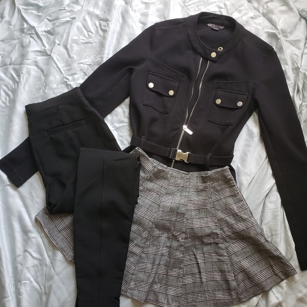 Jacket with cool belt buckle